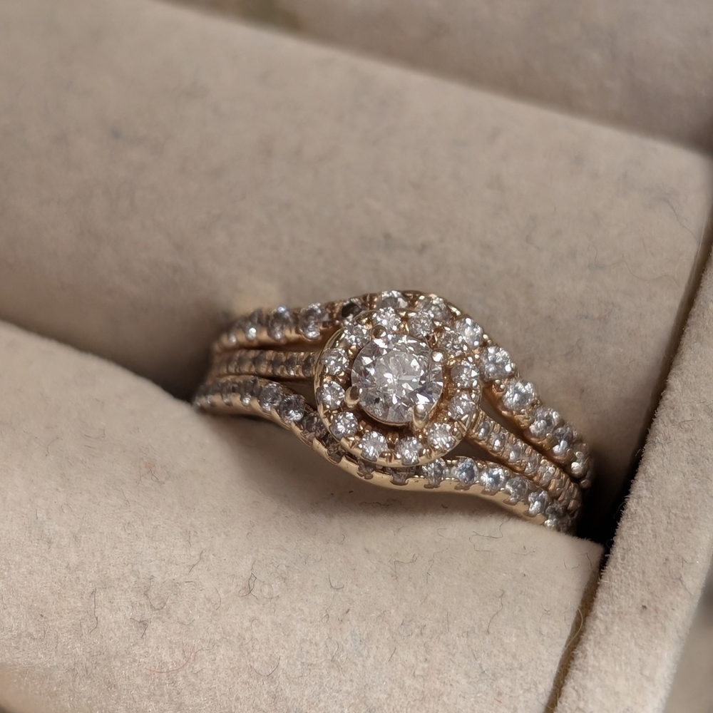 Elegant 14k Gold and Diamonds Ring